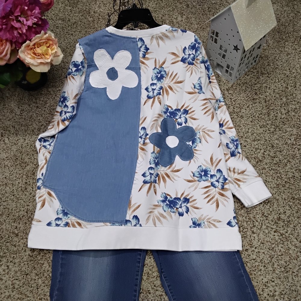 3864 Size XL Upcycld Floral Blue and White Women's Sweatshirt - Picture 4 of 7